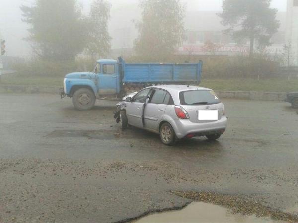 В краевом центре грузовик врезался в иномарку, двое ранены